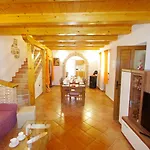 House Mauro Nyaraló *